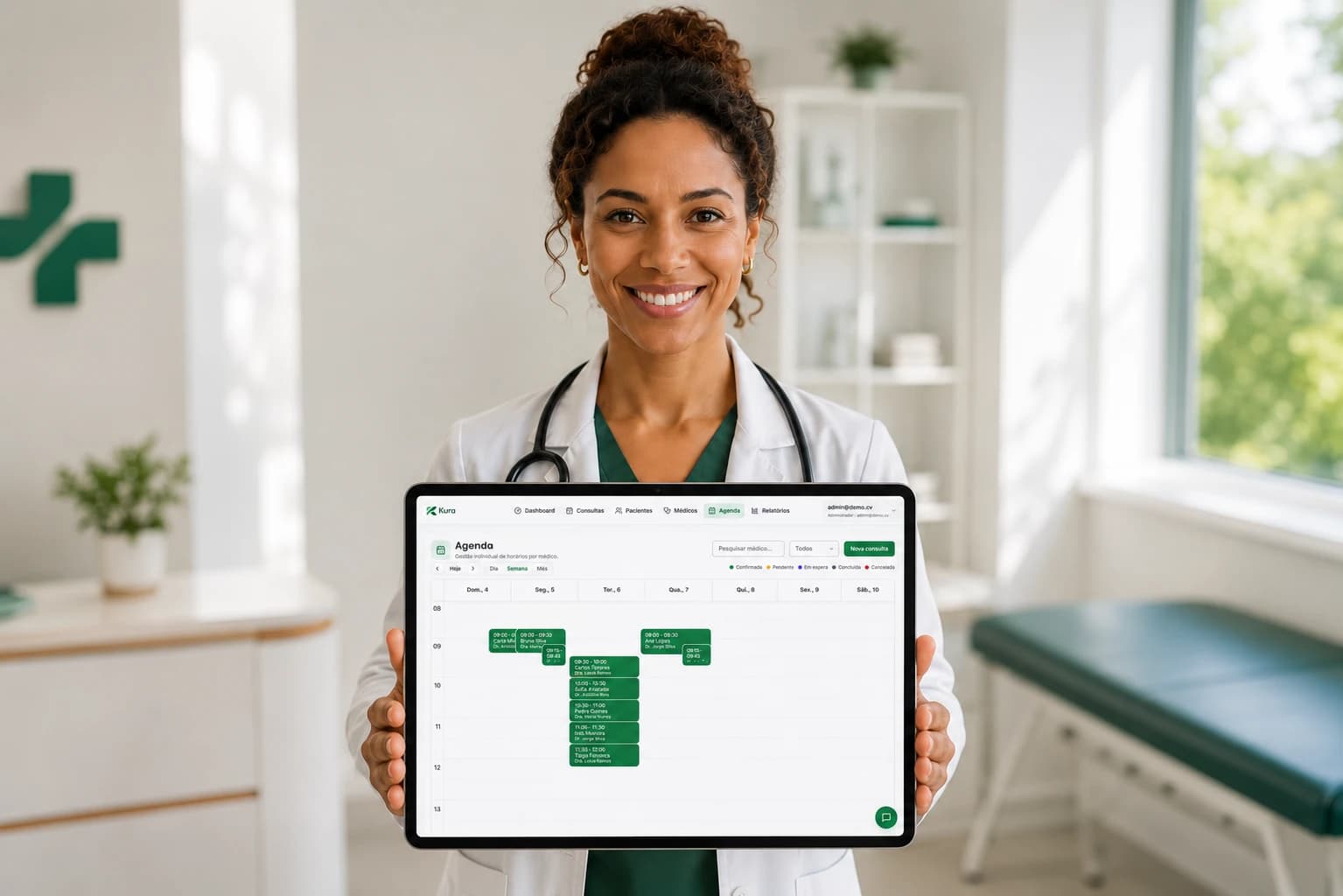 Médica a usar a Kura numa clínica em Cabo Verde