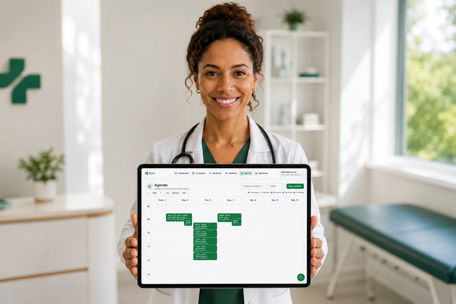 Médica a usar a Agenda da Kura num tablet